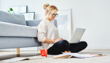 Frau mit Pintexx Thin Client Laptop